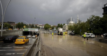Ankara sele teslim oldu! Ev ve iş yerlerini su bastı, yollar göle döndü!