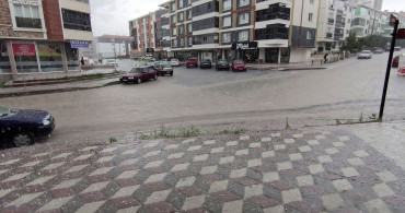 Ankara'da Şiddetli Yağış Sokakları Su Altında Bıraktı