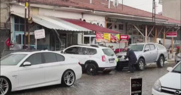 Ankara'da yağmur fırsat oldu, vatandaş arabasını köpükle yıkadı