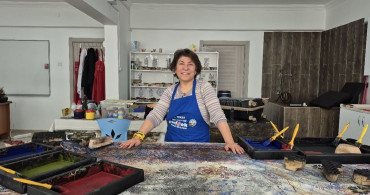 Ankara'dan Tokat'a: Ebru Sanatçısı Geleneksel El Yazması Baskısını Öğreniyor