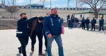 Ankara’nın Çankaya ilçesinde trafikte çekiçli saldırı! Kırmızı ışıkta geçti onu uyaran şoföre bagajdan çıkardığı çekiçle saldırdı.