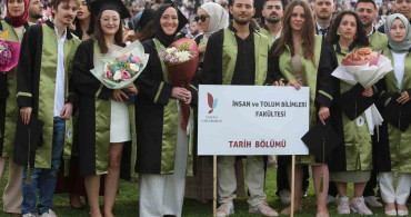 Anne-kız üniversite yolculuğu mezuniyetle sonuçlandı