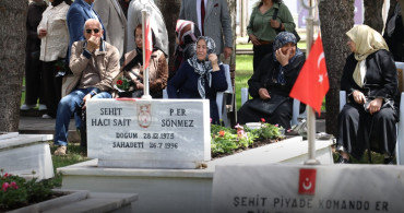 Anneler Günü’nde Hüzünlü Ziyaret: Şehit Anneleri Kabir Başında Dua Etti