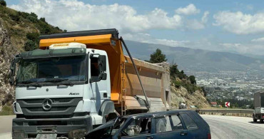 Antakya'da hafriyat kamyonuyla çarpışan otomobilde iki kişi yaralandı