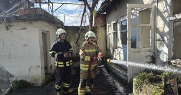 Antakya'da Metruk Bina Yangını Kontrol Altına Alındı