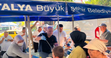 Antalya Büyükşehir Belediyesi aşure ikramlarını sürdürüyor