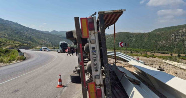 Antalya-Konya yolunda devrilen tırın sürücüsü yaralandı