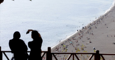 Antalya Sahillerinde Yoğunluk: Güneşli Hava Fırsatı