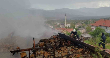 Antalya'da 110 Yıllık Tarihi Düğmeli Ev Cayır Cayır Yandı