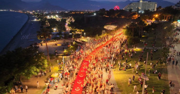 Antalya'da 400 Metrelik Türk Bayrağı ile Fener Alayı