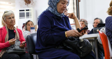 Antalya'da 60 Yaş Üstü Bireylere Akıllı Telefon Eğitimi
