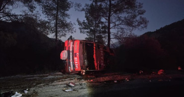 Antalya'da Araç Devrilmesi: 2 Yaralı