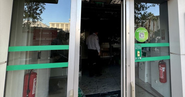 Antalya'da Banka Şubesinde Yangın İtfaiye Ekiplerince Söndürüldü