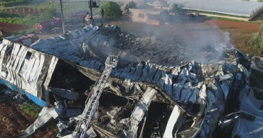 Antalya'da Bidon Fabrikasında Korkutan Yangın