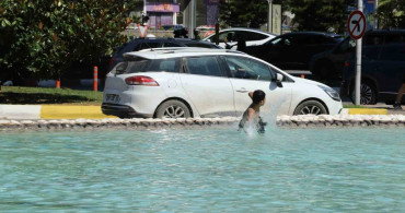 Antalya'da çocuklar süs havuzunda serinleme arayışı