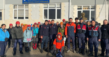 Antalya'da Dağda Mahsur Kalan 24 Kişi Kurtarıldı
