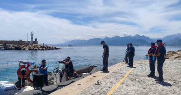Antalya'da Deniz Polisi, Rahatsızlanan Turiste Yardım Etti