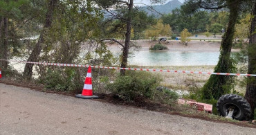 Antalya'da Devrilen İş Makinesi Operatörü Yaralandı