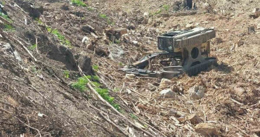 Antalya'da devrilen iş makinesinin altında kalan operatör hayatını kaybetti