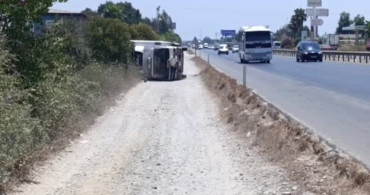 Antalya'da devrilen kamyonun sürücüsü yara almadan kurtuldu