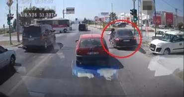 Antalya'da emniyet şeridinden genç kıza çarpma kazası