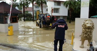 Antalya'da Etkili Olan Yağış Irmakları ve Dereyi Taşırdı! İş Yerleri ve Tarım Alanlarını Su Bastı