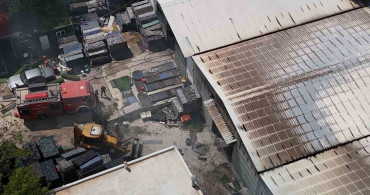 Antalya'da Geri Dönüşüm Deposunda Yangın