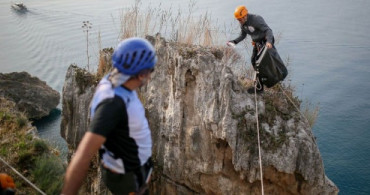 Antalya'da Gönüllüler Falezleri Temizledi