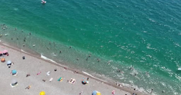 Antalya’da hava sıcaklığı 38 dereceyi buldu, tatilciler plajlara akın etti