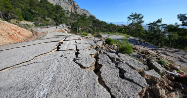 Antalya'da Heyelan ve Göçük Sonrası Yol Çalışmaları Devam Ediyor