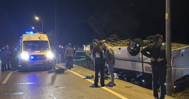 Antalya'da infaz koruma memurlarını taşıyan otobüs devrildi