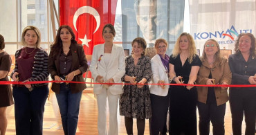 Antalya'da Kadın Gözünden Zamanın İzleri Sergisi Açıldı