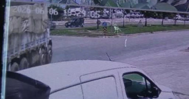 Antalya'da Kamyon Devrildi, Tomruklar Yola Saçıldı