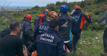Antalya'da Kayalıklardan Düşen Kadını Ekipler Kurtardı
