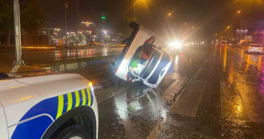 Antalya’da Kaza: Otomobil Refüje Çarpıp Yan Yattı