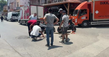 Antalya'da kaza sonrası yaralı kadına esnaftan şemsiyeli destek