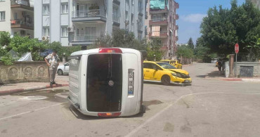 Antalya'da Kazada Sürücü Burnu Bile Kanamadan Kurtuldu