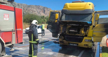 Antalya'da Kırmızı Işıkta Bekleyen Tırda Yangın Çıktı