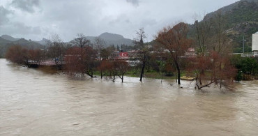 Antalya'da Kuvvetli Rüzgar ve Sağanak Hayatı Olumsuz Etkiliyor