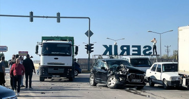 Antalya'da Midibüs ile Otomobil Çarpıştı: 4 Yaralı