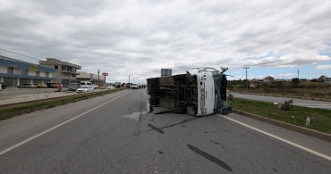 Antalya'da Midibüs ve Hafif Ticari Araç Çarpıştı: 7 Yaralı