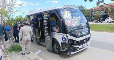 Antalya'da Minibüs Kazası: 4 Yaralı