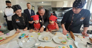 Antalya'da Minik Şeflerden Renkli Kurabiyeler