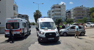 Antalya'da motosiklet ile otomobil çarpıştı, 2 kişi yaralandı