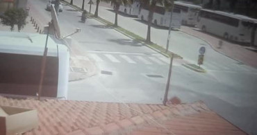 Antalya'da Motosiklet Kazası: Güvenlik Kamerasında Anbean Görüntülendi