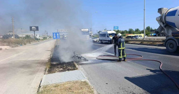 Antalya'da motosiklet yangını: sürücü yardım beklerken sadece izlediler