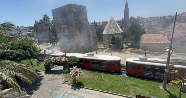 Antalya'da nostalji tramvayında yangın, esnaf yangını söndürdü
