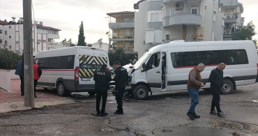 Antalya'da Okul Servisleri Kaza Yaptı: İki Öğrenci Yaralı