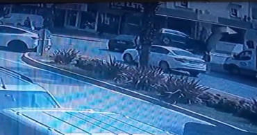 Antalya'da Otomobil Kazası: Yön Tabelası Devrildi