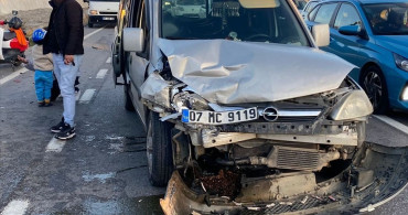 Antalya'da Park Halindeki Araca Çarpan Hafif Ticari Araçta Yaralılar Var